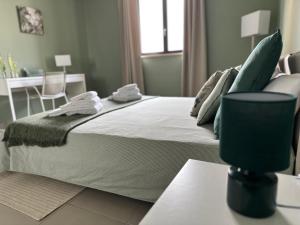Postel nebo postele na pokoji v ubytování BOTANICAL SUITE