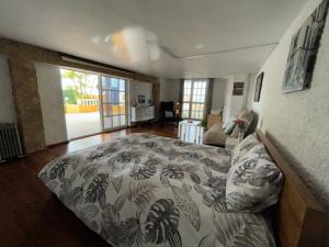 Atlantic views في تاكورونتي: غرفة نوم مع سرير وغرفة معيشة