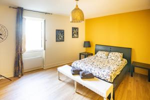 Postel nebo postele na pokoji v ubytování Chambres d'hôte le Cèdre lezoux