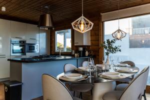 eine Küche und ein Esszimmer mit einem Tisch und Stühlen in der Unterkunft Increíble Villa de madera con vistas al mar in Algeciras