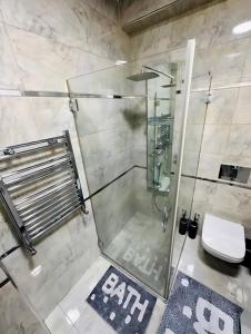 y baño con ducha y puerta de cristal. en Bosphorus Seaview flat & Alexa smart home by SUMMITVISTA, en Estambul