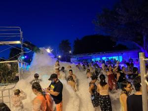 a crowd of people standing in a foam party at Mobil Home avec spacieuse terrasse à Meschers proche de Royan in Meschers-sur-Gironde