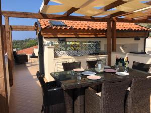 una mesa y sillas en un patio con cocina en Zambrone Beach Villas, en Zambrone