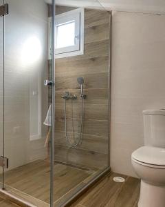 um chuveiro com uma porta de vidro na casa de banho em Antonis Studio em Lákka