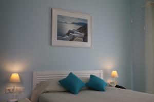 Tempat tidur dalam kamar di SPIROS & HIROKO Hotel - ADULTS ONLY