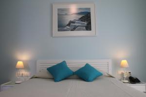 Tempat tidur dalam kamar di SPIROS & HIROKO Hotel - ADULTS ONLY