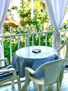 un tavolo blu e sedie sul balcone con tavolo e sedie di Igalo Centar a Igalo