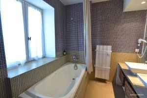 ヴナスクにあるLes Maisons Madoのバスタブと洗面台のあるバスルーム +49枚の写真