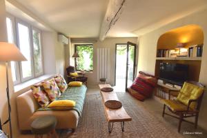 ヴナスクにあるLes Maisons Madoのソファとテーブルのあるリビングルーム