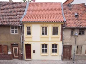 a white house with a red roof at Altstadt-Apartment & FeWo EG für max 3 Pers in Neuhaldensleben