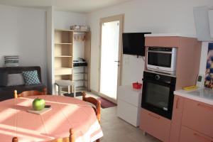- une petite cuisine avec une table et une pomme dans l'établissement ANCELLE TAILLAS RDC CHALET, à Ancelle