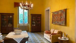 uma sala de estar com um sofá e uma mesa em Villa delle Zagare - private hydromassage pool em Surbo