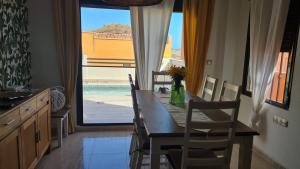 a dining room table with a view of the beach at Tirreno Vacances in San Juan de los Terreros