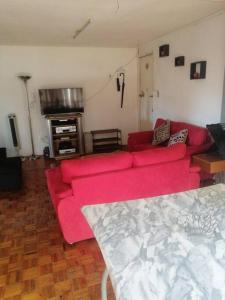 un sofá rojo en una sala de estar con mesa en Departamento en Buenavista EXCELENTE UBICACIÓN, en Ciudad de México