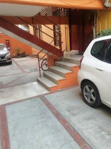 un coche blanco estacionado frente a un edificio con escaleras en Departamento en Buenavista EXCELENTE UBICACIÓN, en Ciudad de México