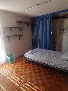 a bedroom with a bed and a wooden floor at Departamento en Buenavista EXCELENTE UBICACIÓN in Mexico City
