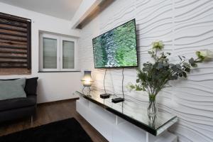 Televízia a/alebo spoločenská miestnosť v ubytovaní Nightingale Luxury Apartment + 37 fotografií