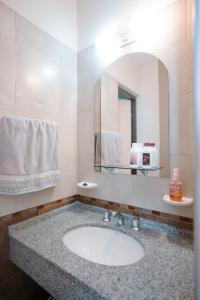 een badkamer met een wastafel en een spiegel bij Departamento San Rafael in San Rafael