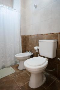 een badkamer met een toilet en een wastafel bij Departamento San Rafael in San Rafael
