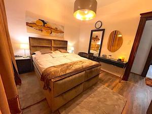 ein Schlafzimmer mit einem großen Bett und einem Spiegel in der Unterkunft Gemütliche Apartment Lucky und Lucky de Luxe in Bremerhaven