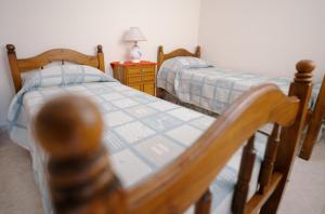 1 dormitorio con 2 camas individuales y mesita de noche en Departamento San Rafael en San Rafael