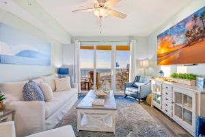 Posezení v ubytování Oceanview 3BR Near Pier Park, Pool and Hot Tub