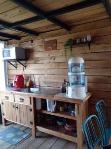 eine Küche mit Theke und Kaffeemaschine in der Unterkunft Alto Luciérnaga 