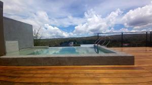 una gran piscina en un suelo de madera con vistas a un edificio en La Ñata en Villa Giardino