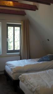 two beds in a room with a window at Casa Manfredi in Prerow