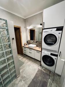 lavadero con lavadora y secadora en Apartament Morsa w Nautica Resort, en Giżycko