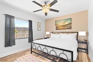 Кровать или кровати в номере Beso del Sol Resort in Dunedin - Perfect Location & Relaxation!