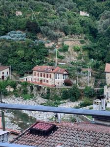 uma casa ao lado de uma montanha em Casa Via Vezzargo em Badalucco