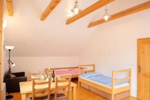 Łóżko lub łóżka w pokoju w obiekcie Penzion U hájovny u pískoven - Vlkov