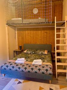 - une chambre avec des lits superposés et une échelle dans l'établissement Cathédrale, à Moulins