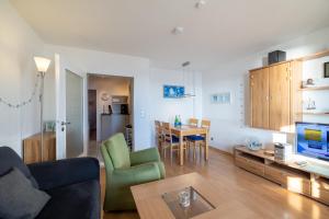 een woonkamer met een bank en een tafel bij Nordland Appartements - Wohnung Amrum in Wyk auf Föhr