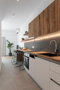 Cucina o angolo cottura di Seanfinity Beachfront Suites