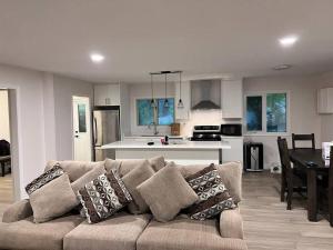 uma sala de estar com um sofá e uma cozinha em Marmora Hideaway - Lake front em Marmora