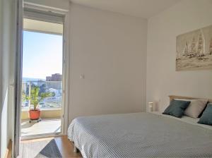 um quarto com uma cama e uma grande janela em Izzy&Simple em Split