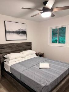 um quarto com uma cama e uma ventoinha de tecto em Marmora Hideaway - Lake front em Marmora