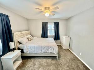 1 dormitorio con 1 cama y ventilador de techo en NEW! Remodeled Stow/Cuyahoga Falls Home!, en Stow