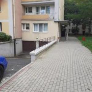 an empty sidewalk in front of a building at ETNA 2 - Parter- Rzeszów , Chrobrego in Rzeszów