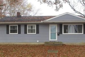 una casa gris con una ventana y una puerta en NEW! Remodeled Stow/Cuyahoga Falls Home!, en Stow