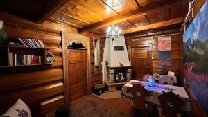 Die Bibliothek im Chalet