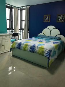 マニラにあるRare 1BR condo, Makati Philippinesの青い壁のベッドルーム1室