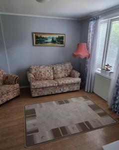 - un salon avec un canapé et une table dans l'établissement Mysig Lägenhet för resande., à Stocka