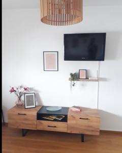 a living room with a coffee table and a flat screen tv at Studio apartman Promenada in Sarajevo