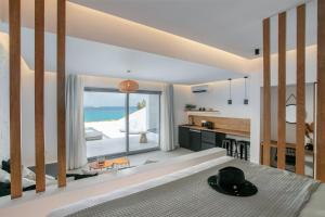 een keuken en een woonkamer met uitzicht op de oceaan bij Seanfinity Beachfront Suites in Mikri Vigla