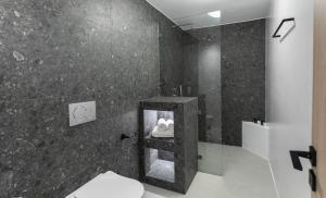 Bagno di Seanfinity Beachfront Suites