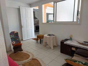 T2 cirique في لو أنسيه دو أرليتز: غرفة معيشة مع كرسي وطاولة