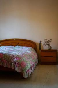 1 dormitorio con 1 cama y vestidor con colcha en Traditional cozy residence in Lafkos, Pelion, en Lavkos
